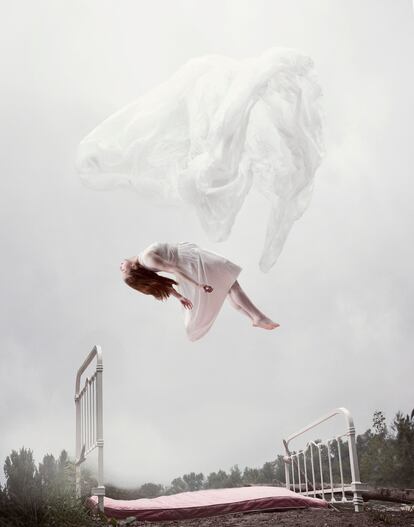 Maia Flore levita sobre una cama enterrada en el bosque dejándose arrastrar por el sueño. Empieza 
el viaje. 