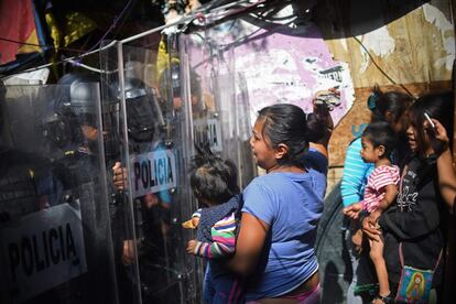 La policía antidisturbios mexicana se enfrenta con los residentes de un campamento indígena cuando son expulsados ​​de las casas improvisadas donde muchos habían estado viviendo durante años en la ciudad de México.
