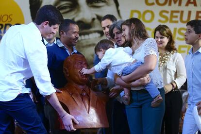 No último dia 10 de agosto, quando Eduardo Campos completaria 50 anos, o Governo de Pernambuco realizou um ato suprapartidário em homenagem ao político, em Recife. Na cerimônia, que reuniu políticos de vários partidos além de familiares do ex-governador, as vítimas da tragédia foram recordadas.