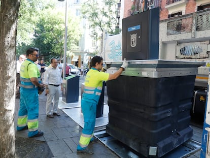 Contenedores de lujo para los ricos frente a basura que rebosa en las zonas pobres de Madrid