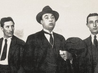 En el centro Salvador Seguí, El noi del sucre, rodeado por anarcosindicalistas leoneses de la CNT. A su derecha, sin sombrero y con corbata, Ángel Pestaña.