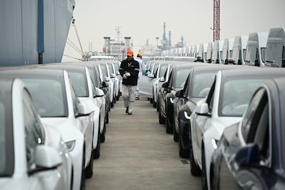 SVehículos Tesla estacionados en el puerto de Haitong en Shanghái (China), en 2024.