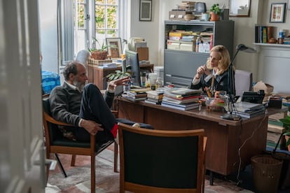 Luca Guadagnino y Julia Roberts charlan en el set de 'Caza de brujas'.