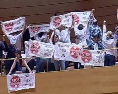 Miembros de la Plataforma de Afectados por la Hipoteca (PAH) despliegan pancartas en la tribuna durante el pleno del Senado que debatía el dictamen de la comisión de Economía relativo a la proposición de ley de medidas para reforzar la protección de los deudores hipotecarios.