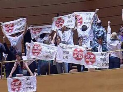 Miembros de la Plataforma de Afectados por la Hipoteca (PAH) despliegan pancartas en la tribuna durante el pleno del Senado que debatía el dictamen de la comisión de Economía relativo a la proposición de ley de medidas para reforzar la protección de los deudores hipotecarios.