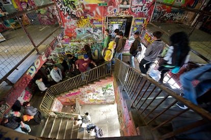 La Kunsthaus Tacheles, situada en el barrio de Mitte, fue ocupada por un colectivo de artistas tras la caída del Muro de Berlín. Allí crearon estudios, un bar, un cine y un jardín abierto a la ciudad. Fueron desahuciados en 2012. Desde 2023, el edificio alberga la sucursal berlinesa de Fotografiska, un prestigioso museo sueco de fotografía, con un restaurante de lujo en la última planta.