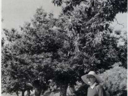 Ramón Carnicer, en 1962, durante su viaje por la comarca leonesa de La Cabrera. Foto: Editorial Gadir