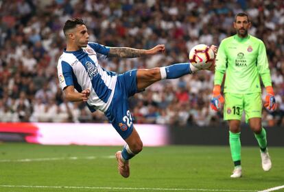 Mario Hermoso controla el balón de forma acrobática.