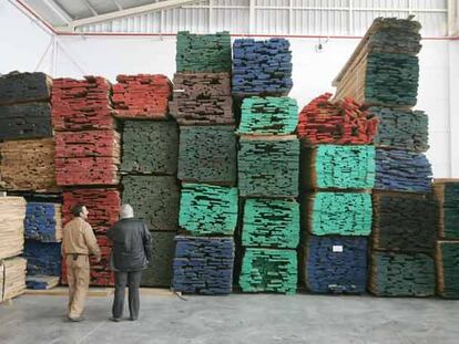 Madera apilada en el interior de una fábrica de puertas de Villacañas.