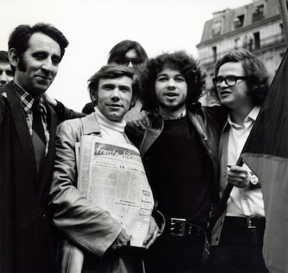 Exposición 100 años de Anarcosindicalismo - Museo de História de Catalunya - Compañeros del Frente Libertario, Paris, [1970], de izda. a dcha.: Pepín García, René Álvarez, y con la bandera Fredy Gómez.