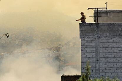 Olas de humo de un incendio forestal en las laderas alrededor de Quito.