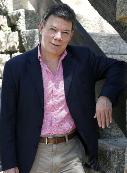 El ministro Juan Manuel Santos, ayer en Madrid.