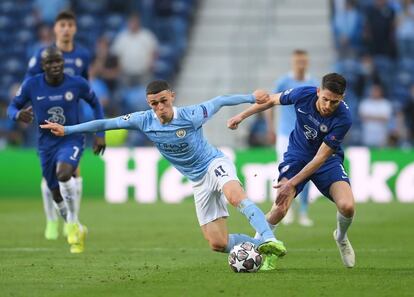 Phil Foden controla el balón frente a Jorginho, jugador del Chelsea.