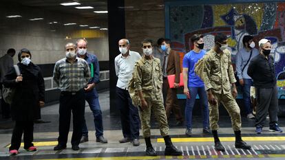 Ciudadanos iraníes en Teherán, este viernes.