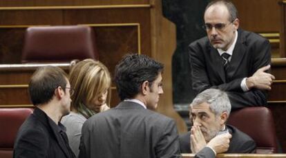 Joan Herrera, Gaspar Llamazares y Joan Ridao, con los socialistas Elena Valenciano y Eduardo Madina (de espaldas).