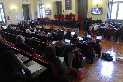 La sala habilitada en el Tribunal Supremo para que los periodistas sigan el juicio contra Garzón. Además de los medios españoles, una treintena de medios internacionales se han acreditado para seguirlo.