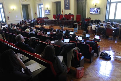 La sala habilitada en el Tribunal Supremo para que los periodistas sigan el juicio contra Garzón. Además de los medios españoles, una treintena de medios internacionales se han acreditado para seguirlo.