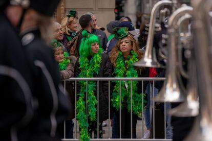 Ambiente durante el tradicional desfile de San Patricio por las calles de Nueva York (EE UU).