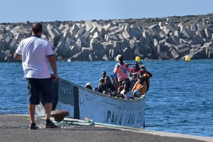 Entrada en el muelle de La Restiga (El Hierro) de una embarcación con migrantes, este jueves.