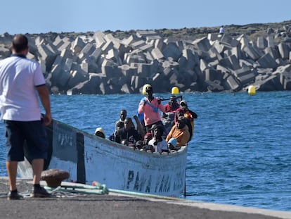 Entrada en el muelle de La Restiga (El Hierro) de una embarcación con migrantes, este jueves.
