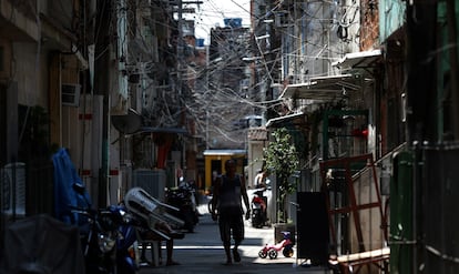 Homem caminha pela Favela da Maré, no Rio de Janeiro, em 13 de outubro de 2020.