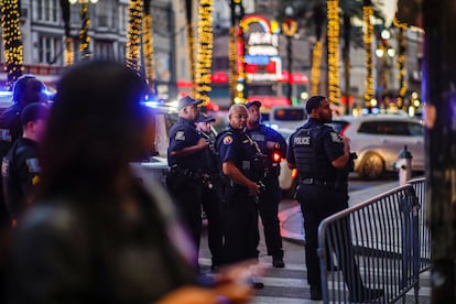 Varios agentes de policía a la entrada de la calle Bourbon Street, este viernes en Nueva Orleans.