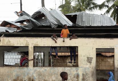 Varios niños juegan en un edificio dañado por el ciclón Kenneth en la ciudad de Pemba, en la costa noreste de Mozambique. Las lluvias continuaron golpeando a Pemba y las áreas circundantes el martes, causando inundaciones y destrucción masivas. 
