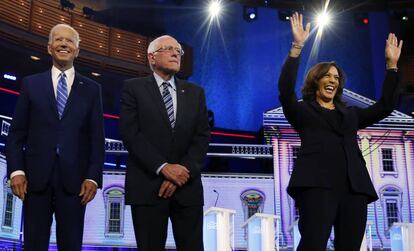 Desde la izquierda, Joe Biden, Bernie Sanders y Kamala Harris, en el debate demócrata de este jueves en Miami.