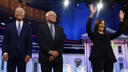 Desde la izquierda, Joe Biden, Bernie Sanders y Kamala Harris, en el debate demócrata de este jueves en Miami.