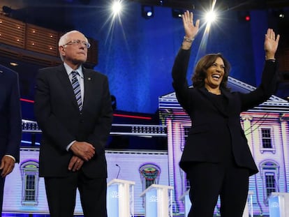 Desde la izquierda, Joe Biden, Bernie Sanders y Kamala Harris, en el debate demócrata de este jueves en Miami.