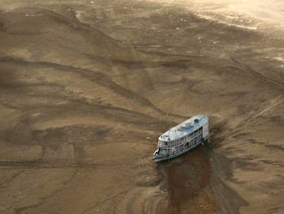 Un barco atrapado en un banco de arena en el río Amazonas, cerca de Barrerinha, en el Estado brasileño de Para.