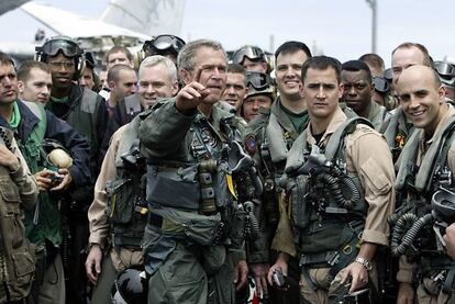 George W. Bush con tripulantes del portaaviones A.Lincoln en 2003. 