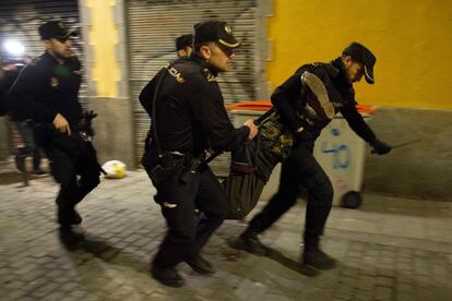 Agentes de la policía nacional se llevan a un hombre durante una protesta