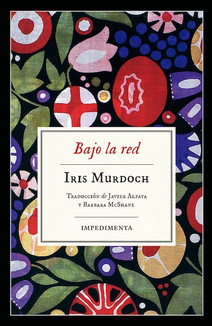 Bajo la red de Iris Murdoch (Impedimenta)

Iris Murdoch utiliza la comedia de enredo como palanca para hablar de temas e ideas filosóficas con una profundidad medida y ligada a su intención, construyendo la narración desde unos diálogos perfectamente calibrados. Sin embargo, a pesar de este preaviso, sus novelas están muy lejos de ser algo parecido a la típica novela filosófica que tenemos en mente, -en un tono serio, autoconsciente e intenso en su lenguaje, que va soltando peroratas muy vehementes sobre la Vida y la Libertad-, como pasa por ejemplo con La náusea de Sartre, que, de hecho, Murdoch ha criticado de lo lindo. Por el contrario, a ella le gusta jugar con la contradicción, la confusión, la ambigüedad y la mentira, para que el lector no pueda descansar en una posición pasiva y perezosa, como mero espectador de los acontecimientos que se narran, sino que le obliga a dudar e interpretar, a proyectar expectativas y reconstruir las verdades no enunciadas. 

Bajo la red es la primera novela de Murdoch y ya recoge los elementos principales que se repetirán en toda su obra: un humor afilado, historias enrevesadas y alocadas, reflexiones sobre el propio proceso de escritura y un retrato entre paródico y moral sobre el ser humano. Aunque quizá la mayor virtud de Iris Murdoch es que sin conocer nada de esto, sin haber profundizado en sus ideas, sus novelas resultan tremendamente entretenidas y adictivas. Es decir, perfectas para vacaciones.