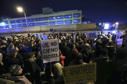Decenas de personas se concetran este martes frente a la comisaría de Policía Nacional de Aluche.