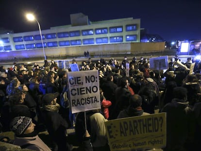 Decenas de personas se concetran este martes frente a la comisaría de Policía Nacional de Aluche.