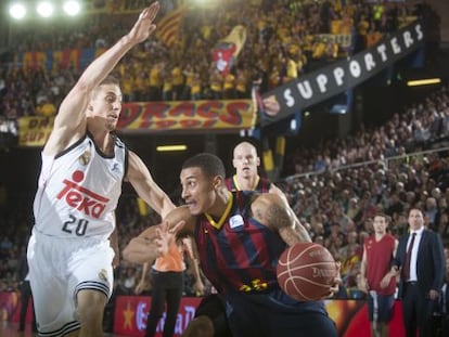 Jackson, con el bal&oacute;n, ante Carroll.