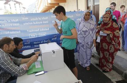 Vecinos de Azpeitia (Gipuzkoa) participan en una consulta por el derecho a decidir.