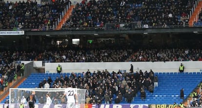 La grada que habitualmente ocupan los miembros de Ultras Sur en el Bernab&eacute;u en el partido del s&aacute;bado contra el Valladolid. 