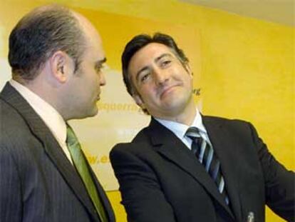 El secretario general de ERC, Joan Puigcercos (drcha.), y el de organización, Xavier Vendrell, hoy en Barcelona.