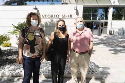 Los concejales de Más Madrid Carolina Pulido, Esther Gómez y Félix López Rey han visitado el entorno del Tanatorio de la M-40 donde una empresa quiere construir un horno crematorio.