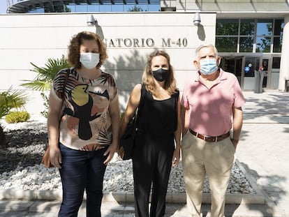 Los concejales de Más Madrid Carolina Pulido, Esther Gómez y Félix López Rey han visitado el entorno del Tanatorio de la M-40 donde una empresa quiere construir un horno crematorio.