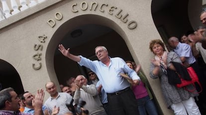 El regidor fallecido, Manuel González Capón, saluda a los vecinos en 2013 tras un sonado pleno en el que la oposición le recriminó sus declaraciones profranquistas.