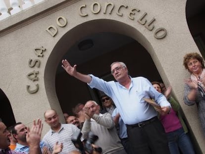 El regidor Manuel González Capón sale del pleno el pasado agosto en el que la oposición le recriminó sus declaraciones profranquistas.