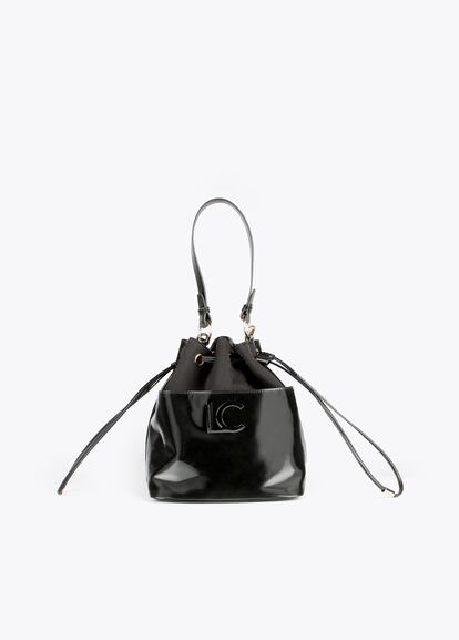 The mix of textures makes this bucket bag by LOLA CASADEMUNT a unique day-to-night piece. €109.