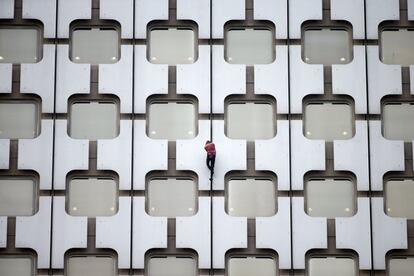 El escalador francés, Alain Robert, conocido como "Spiderman", escala los 152 metros de la Torre Ariane en el distrito financiero de París (Francia).