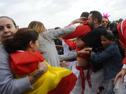 Con un cruce de insultos y de golpes entre animalistas y vecinos y aficionados han arrancado los prolegómenos del Toro de la Peña, en Tordesillas (Valladolid), sustituto del prohibido Toro de la Vega.