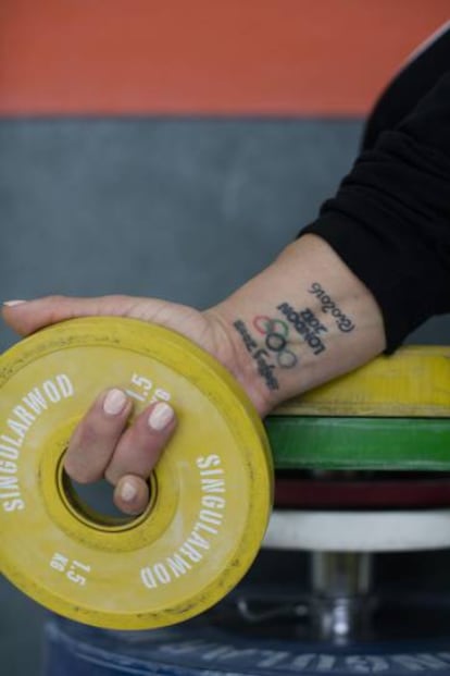 Las zapatillas de Lydia Valentín y la faja decorada con el personaje japonés de Hello Kitty. En la muñeca, tatuados, los aros olímpicos y los logos de los tres Juegos Olímpicos en los que ha participado.