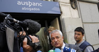 El presidente de la Asociación de Usuarios de Servicios Bancarios (Ausbanc), Luis Pineda, atiende a los medios este viernes.