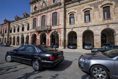 Ristra de coches oficiales aparcados ante el Parlamento de Cataluña el pasado miércoles.